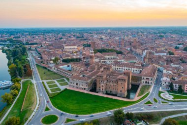 İtalya 'nın Mantua kentinin günbatımı manzarası.
