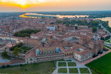İtalya 'nın Mantua kentinin günbatımı manzarası.