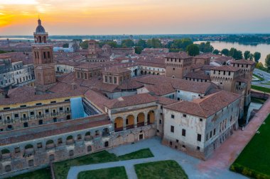 Mantua 'daki Saint George Kalesi' nin günbatımı manzarası.