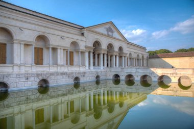 İtalyan kasabası Mantua 'daki Palazzo Te' nin iç avlusunda..