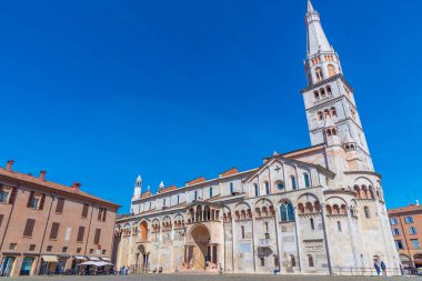 İtalya 'daki Modena Katedrali ve Ghirlandina Kulesi manzarası.