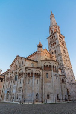 İtalya 'daki Modena Katedrali ve Ghirlandina Kulesi' nin gündoğumu manzarası.