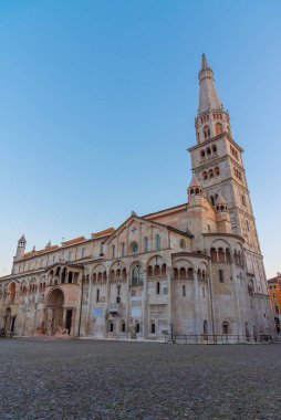 İtalya 'daki Modena Katedrali ve Ghirlandina Kulesi' nin gündoğumu manzarası.