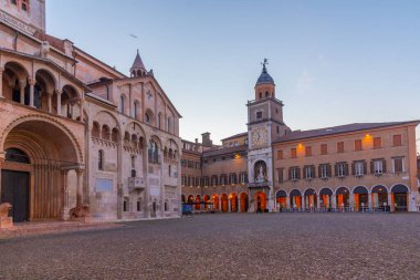 İtalyan kenti Modena 'daki Palazzo Comunale' in gündoğumu manzarası.