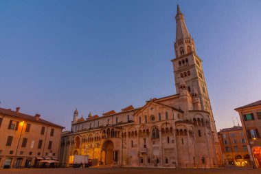 İtalya 'daki Modena Katedrali ve Ghirlandina Kulesi' nin gündoğumu manzarası.