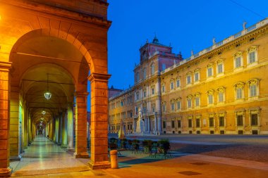 İtalyan kenti Modena 'daki bir atari salonundan Palazzo Ducale' nin gündoğumu manzarası.