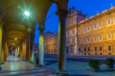 İtalyan kenti Modena 'daki bir atari salonundan Palazzo Ducale' nin gündoğumu manzarası.