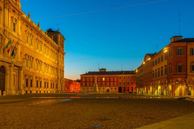 İtalyan kenti Modena 'daki Palazzo Ducale' nin gündoğumu manzarası.