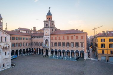 İtalyan kenti Modena 'daki Palazzo Comunale' in gündoğumu manzarası.