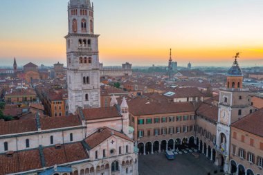 İtalyan kenti Modena 'daki Palazzo Comunale' in gündoğumu manzarası.