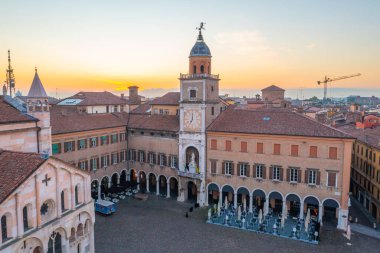 İtalyan kenti Modena 'daki Palazzo Comunale' in gündoğumu manzarası.