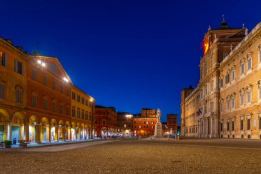 İtalyan kenti Modena 'daki Palazzo Ducale' nin günbatımı manzarası.