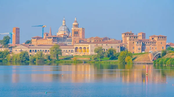 İtalyan şehri Mantua 'nın manzarası.