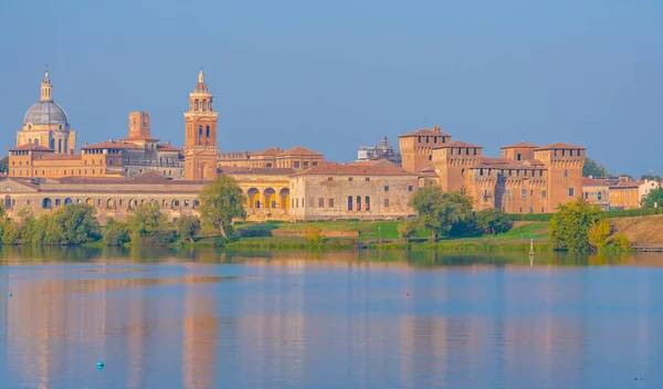 İtalyan şehri Mantua 'nın manzarası.