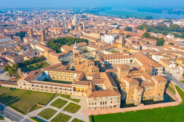 İtalyan kasabası Mantua 'nın havadan görünüşü.