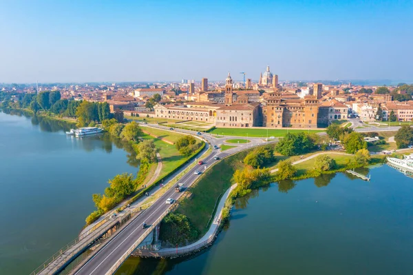 Aziz George Köprüsü İtalya 'nın Mantua kentindeki Aziz George kalesine açılıyor..