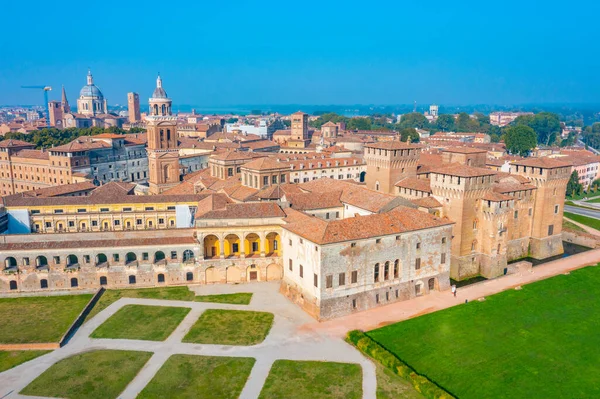 İtalya 'nın Mantua şehrinde Aziz George Kalesi.