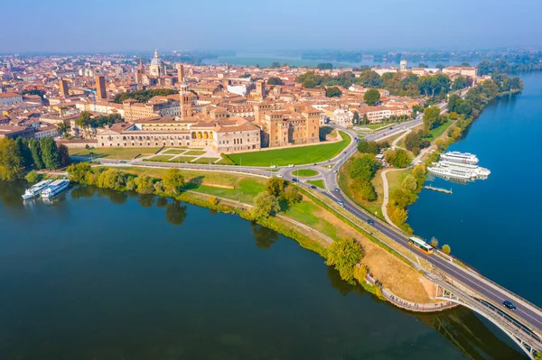 Aziz George Köprüsü İtalya 'nın Mantua kentindeki Aziz George kalesine açılıyor..