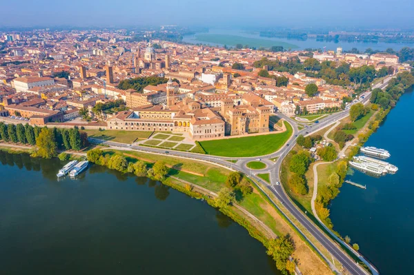 Aziz George Köprüsü İtalya 'nın Mantua kentindeki Aziz George kalesine açılıyor..