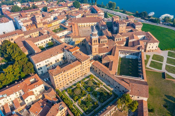 İtalya 'nın Mantua şehrinde Aziz George Kalesi.