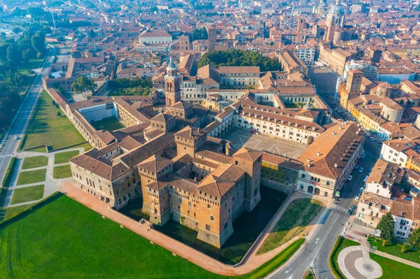 İtalya 'nın Mantua şehrinde Aziz George Kalesi.