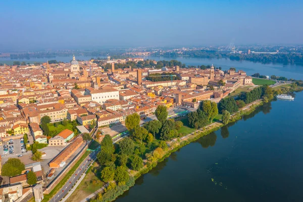 İtalyan kasabası Mantua 'nın havadan görünüşü.