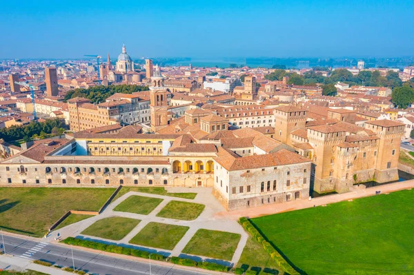 İtalyan kasabası Mantua 'nın havadan görünüşü.