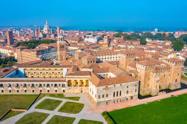 İtalya 'nın Mantua şehrinde Aziz George Kalesi.