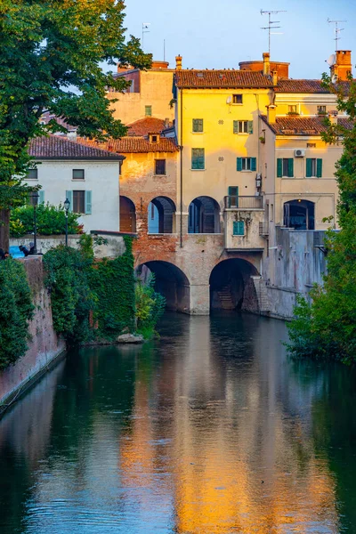 Rio di Mantua İtalya 'nın eski kasabasından geçiyor..