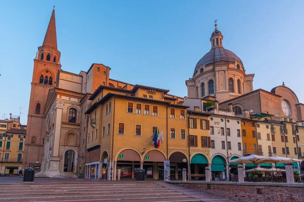 Mantua şehri Basilica di Sant 'Andrea tarafından gözden kaçırıldı..