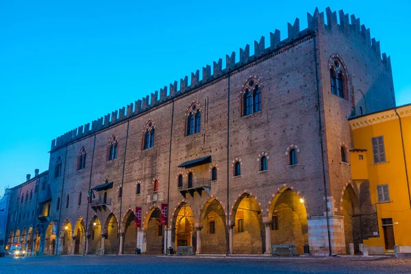 İtalya 'nın Mantua kasabasındaki Palazzo Ducale' nin gündoğumu manzarası.