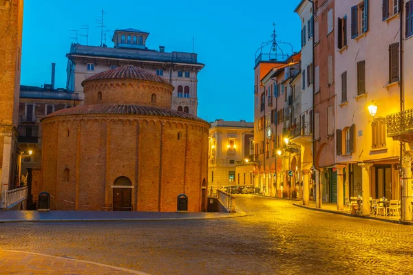 İtalya 'nın Mantua şehrinde Rotonda di San Lorenzo üzerinde gün doğumu.