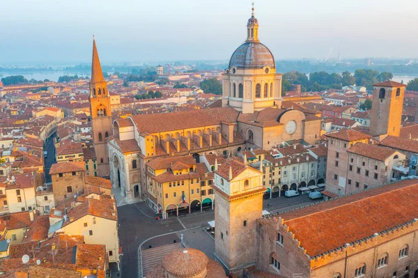 İtalya, Mantua 'daki Basilica di Sant' Andrea 'nın hava manzarası.