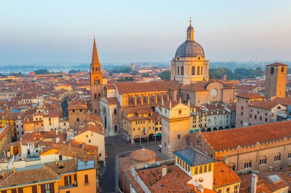 İtalya, Mantua 'daki Basilica di Sant' Andrea 'nın hava manzarası.