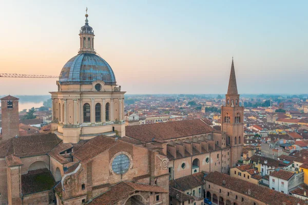 Mantua, İtalya 'da Basilica di Sant' Andrea 'da gün doğumu.