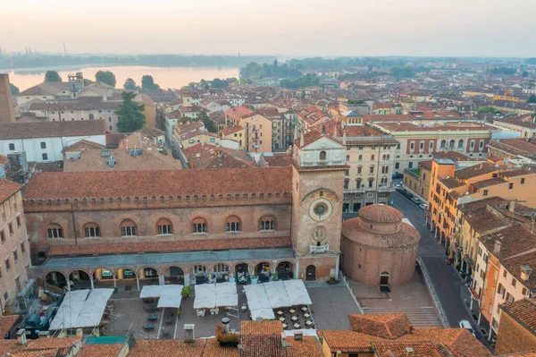 İtalya 'nın Mantua şehrinde Palazzo della Ragione' nin gündoğumu manzarası.