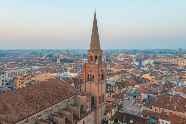 Mantua, İtalya 'da Basilica di Sant' Andrea 'da gün doğumu.
