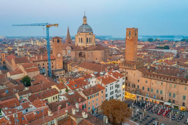 İtalya, Mantua 'daki Basilica di Sant' Andrea 'nın hava manzarası.