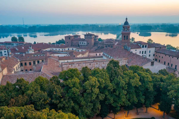 İtalya 'nın Mantua şehrinde Aziz George Kalesi.