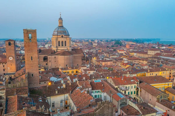 İtalya, Mantua 'daki Basilica di Sant' Andrea 'nın hava manzarası.