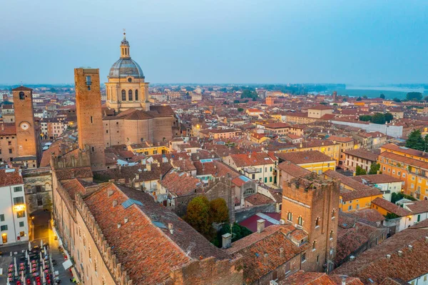 İtalya, Mantua 'daki Basilica di Sant' Andrea 'nın hava manzarası.