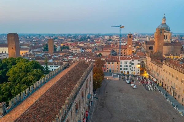 İtalyan şehri Mantua 'daki Piazza Sordello.