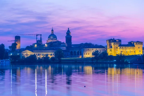 İtalyan şehri Mantua 'nın günbatımı manzarası.
