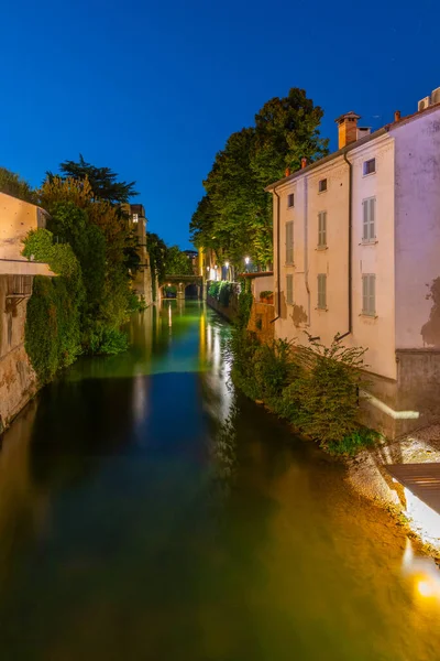 Rio di Mantua 'nın İtalya' daki eski kasabadan gece görüşü.