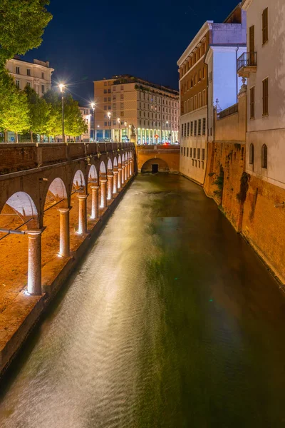 İtalyan kasabası Mantua 'daki eski balık pazarının gece manzarası.