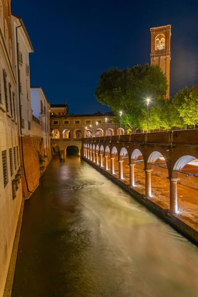 İtalyan kasabası Mantua 'daki eski balık pazarının gece manzarası.