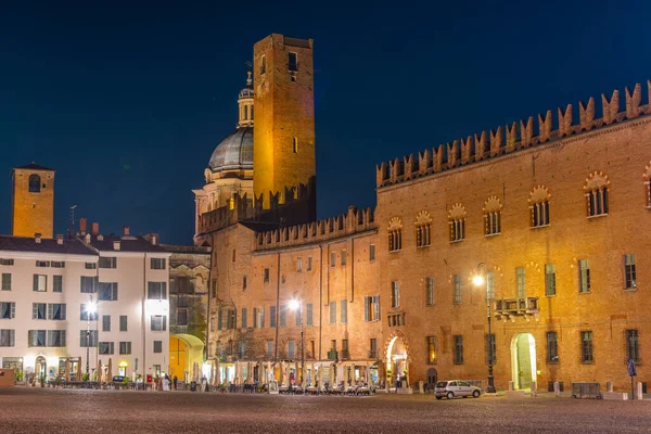 İtalyan kasabası Mantua 'daki Piazza Sordello' nun gece manzarası.