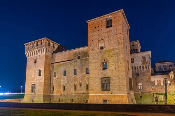 İtalyan kasabası Mantua 'daki Aziz George Kalesi' nin gece manzarası.