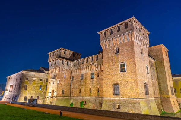 İtalyan kasabası Mantua 'daki Aziz George Kalesi' nin gece manzarası.