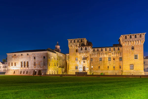 İtalyan kasabası Mantua 'daki Aziz George Kalesi' nin gece manzarası.